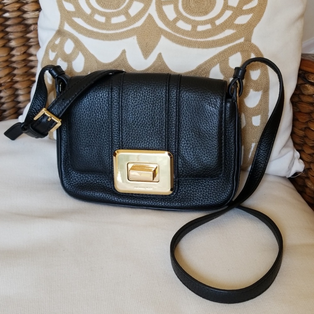 Michael Kors  lila messenger black/gold handbag.